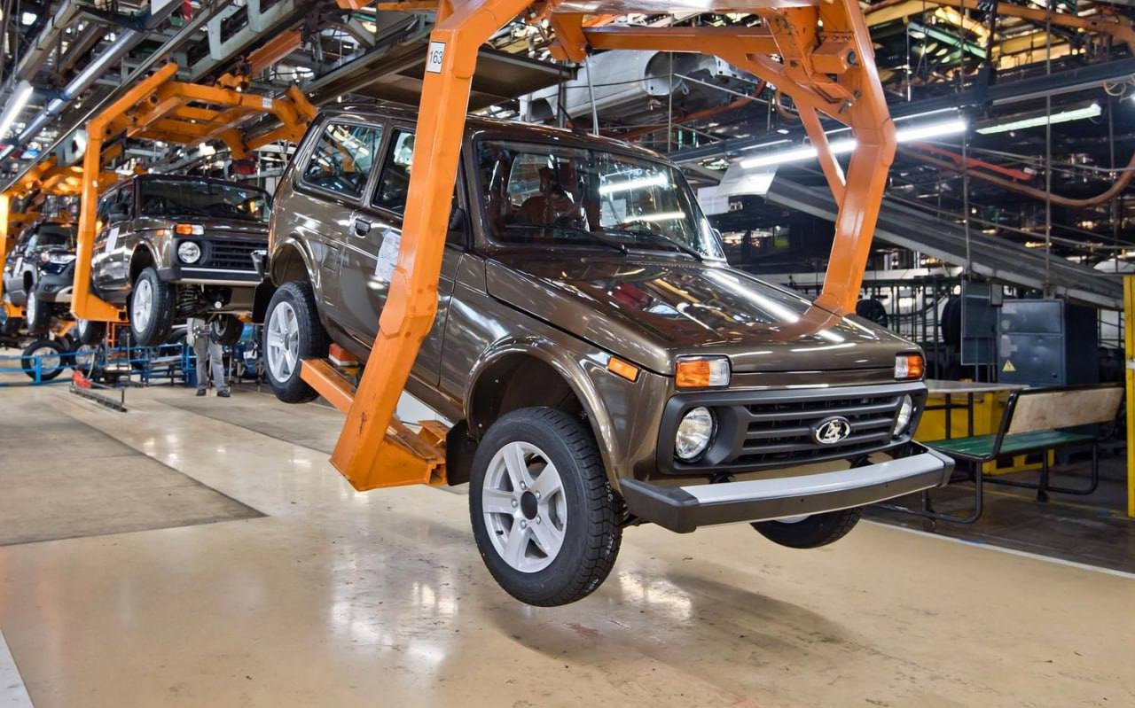 АвтоВАЗ приостановил выпуск Lada Niva Legend из-за планового обновления   Ожидается, что Niva Legend расширят комплектации, добавят подушки безопасности, новую светотехнику и расширят опции.