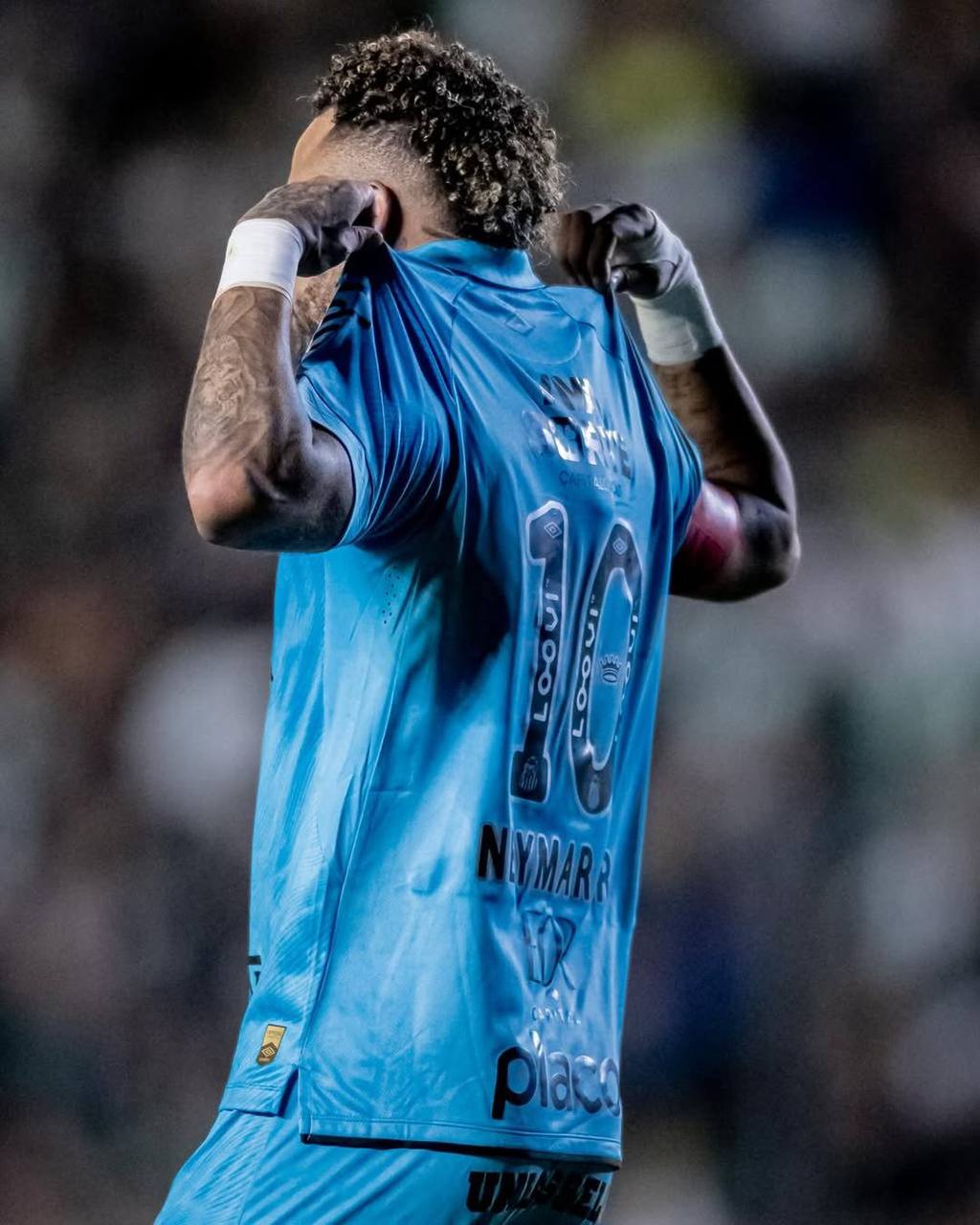 Неймар в одиночку вытащил Сантос из зоны вылета Он сделал хет трик в игре с Жувентуде 3 0 несмотря на недавнюю травму колена До конца сезона остался один тур но команда все еще не в безопасности От зоны вылета ее отделяют всего два очка Подписывайтесь на РИА Новости Спорт в MAX