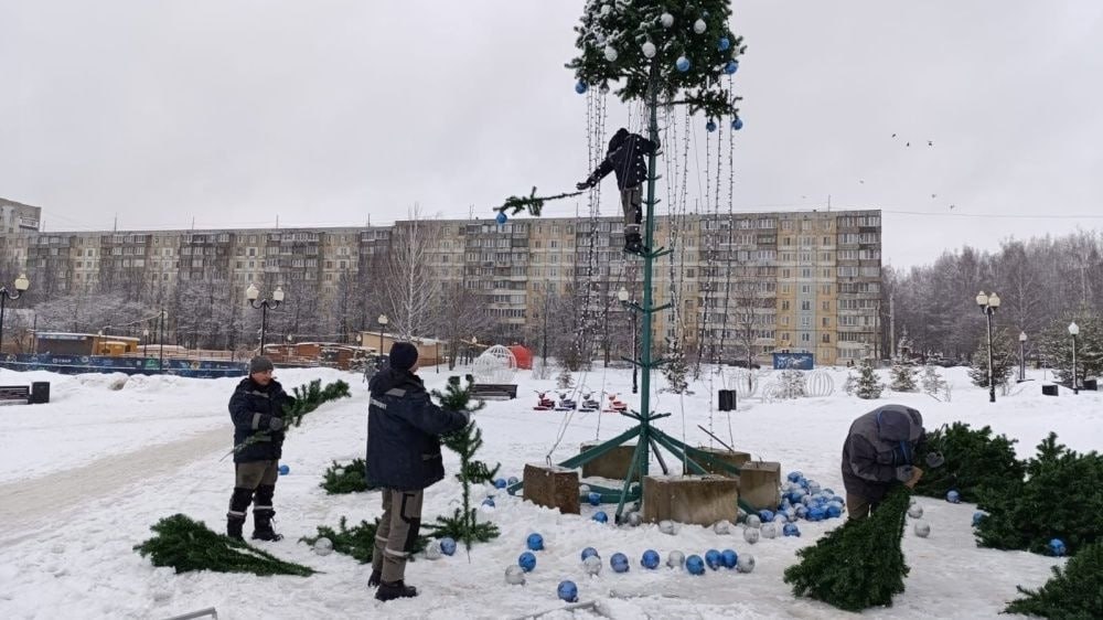 В Кирове начали демонтировать новогоднее оформление  Уже были демонтированы ели в Кочуровском парке, в парке «Молодежный», на ул. Павла Корчагина, В Малой Субботихе и мкр. ДСК. По городу также отключают световые конструкции и консоли. Все украшения отправляют на хранение на склад до следующего сезона.  Новогодний городок на Театральной площади планируют убрать в течение февраля.   Подписаться