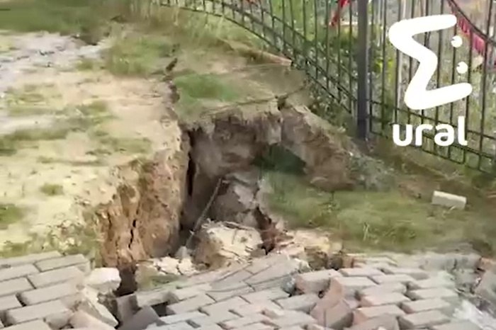 «Атомстройкомплекс» начал засыпать котлован на стройке, после которой по двору высотки пошли трещины «Атомстройкомплекс» начал засыпать часть котлована возле жилых домов по улице Раевского. Об этом сообщили в пресс-службе мэрии. Извещение о засыпке котлована в городскую администрацию прислал СК «Атомстройкомплекс-Вилонова». В документе говорится о намерении застройщика восстановить часть дворовой территории, которая была повреждена в ходе ведения строительных работ. В мэрии не стали сообщать, будет ли застройщик возобновлять строительство многоэтажного дома, пишет ЕАН.
