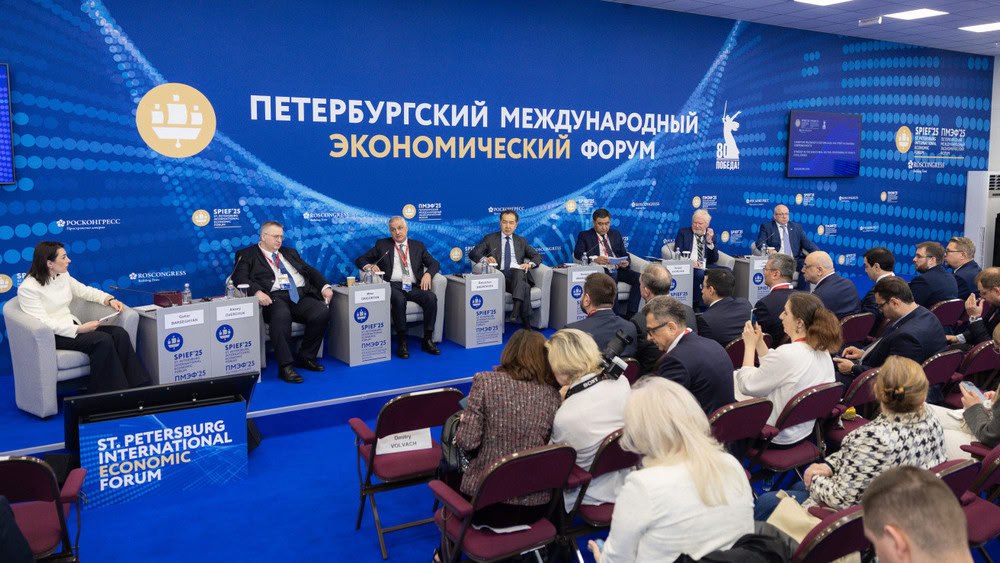 Страны ЕАЭС нарастили объемы промышленного производства В рамках Петербургского международного экономического форума состоялось заседание о развитии реального сектора экономики ЕАЭС. Глава коллегии ЕЭК Бакытжан Сагинтаев отметил, что промышленность играет ключевую роль в экономике стран союза, обеспечивая производство, рабочие места и устойчивое развитие. По его словам, в 2024 году: промышленное производство в ЕАЭС выросло на 4,5%, взаимная торговля - на 8,1%, инвестиции в основной капитал - на 7,5%. Для развития промышленной кооперации до 2030 года утверждены ключевые направления сотрудничества, включая создание совместных высокотехнологичных производств. Приоритеты каждой страны ЕАЭС учтены при планировании дальнейшего роста союза, подчеркнул Сагинтаев. Среди них: развитие экономики, создание рабочих мест, привлечение инвестиций, технологическое развитие, повышение конкурентоспособности продукции стран ЕАЭС на международных рынках.