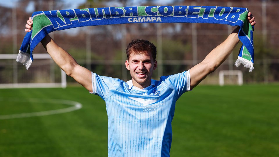 Капитан второй команды Зенита перешел в клуб РПЛ Самарский клуб Крылья Советов объявил о переходе полузащитника Кирилла Столбова из петербургского Зенита Контракт с 21 летним футболистом подписан до конца 2029 года Столбов является воспитанником петербургского футбола и с 15 лет находился в системе Зенита В сезоне 2025 года он был капитаном Зенита 2 в 22 матчах забив 6 мячей и отдав 8 результативных передач За главную команду Зенита Столбов дебютировал в мае 2022 года а также выступал на правах аренды за Енисей Ростов и Черноморец Футболист вызывался в юношеские и молодежные сборные России Крылья Советов Подписаться на РБК Спорт