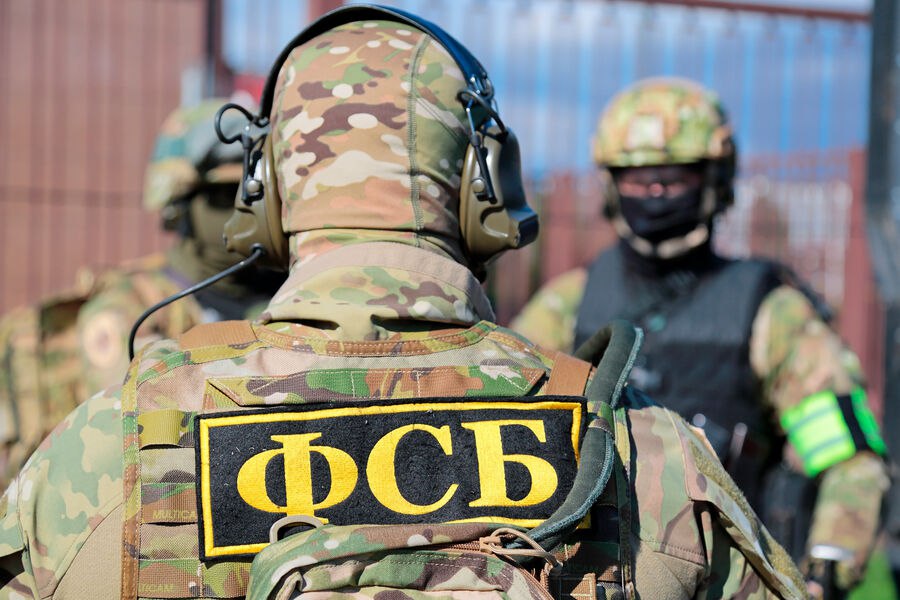 Названы профессии россиян, которые могут попасть под контроль спецслужб Управленец Донская: спецслужбы могут взять на контроль контакты медиков и айтишников: На самом деле, это достаточно понятная история, особенно в текущей политической ситуации, и у нас механизм допусков разного уровня существовал еще с советских времен, и существовал эффективно. Вопрос в том, на какие отрасли его распространят, потому что в основном это касалось оборонной отрасли и, соответственно, всех возможных военных предприятий. Сюда же входят авиационная и космическая отрасли, добавились IT, все возможные наноисследования. Все, что связано с IT, развитием, искусственным интеллектом. Мы можем смело говорить в этом смысле и о сельскохозяйственных разработках, медицинских исследованиях, новых препаратах, о всех возможных ноу-хау, которые сейчас разрабатываются учеными. Туда же вполне логично отнести исследование про полезные ископаемые, в том числе, опять-таки, статистические исследования в каком-то объеме тоже можно к этому относить, — отметила Донская.