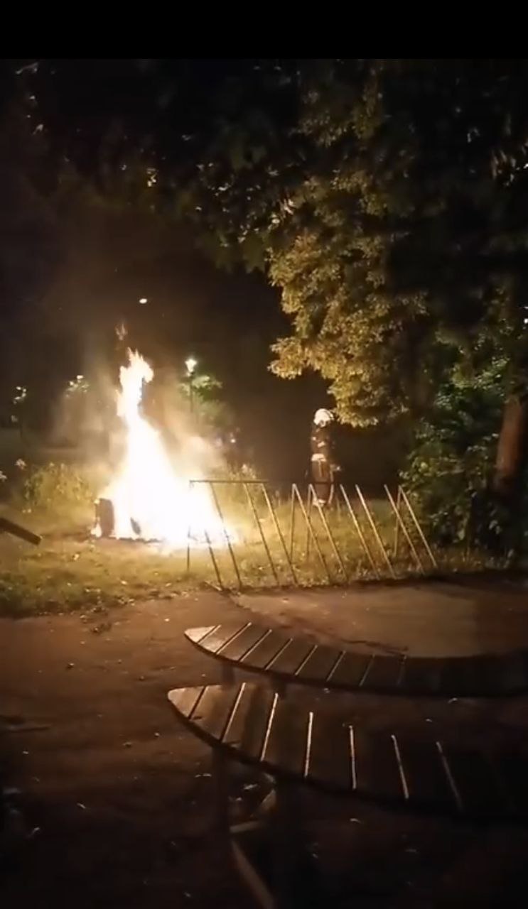 Стали известны подробности пожара, произошедшего в пущинском баре в июне. В ночь с 1 на 2 июня к пивному бару «Крафтира» подошли двое, мужчина, одетый в тёмное с капюшоном, облил уличные столы-катушки бензином и поджёг их, а девушка стояла и открывала канистры. Когда столы уже вовсю полыхали, этот пироман продемонстрировал уничижительный жест. Весь процесс поджога и последующего тушения был зафиксирован камерами видеонаблюдения бара и мобильного телефона очевидцев. На место инцидента была вызвана полиция и пожарные. Со слов очевидцев, посетители узнали поджигателя, ранее он уже угрожал владельцу бара, кидал бутылки и вёл себя вызывающе и агрессивно. Тем не менее к нему до сих пор не были применены какие-либо адекватные содеянному меры воздействия: арест на 15 суток или ощутимый штраф. По имеющимся сведениям, уголовное дело также не было возбуждено, хотя было совершено хулиганство группой лиц по предварительному сговору. Когда плюс пожар, минус два стола и минус уголовное дело. #прокурорырядом
