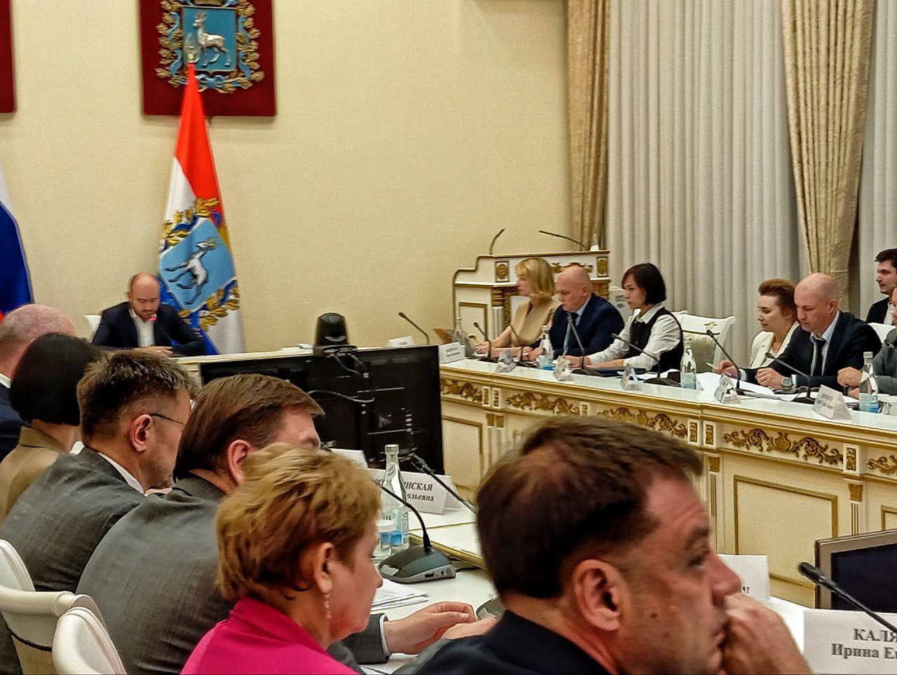 В Самаре под председательством губернатора Вячеслава Федорищева прошло заседание регионального оргкомитета по подготовке и проведению Международного спортивного форума "Россия - спортивная держава".  Более трёх тысяч участников из 110 стран мира приедут в Самару с 20 по 22 октября 2025 года. Основными площадками Международного Форума станут стадион «Солидарность Самара Арена» и Дворец спорта имени Владимира Высоцкого.     Первые два дня деловой программы будут посвящены вопросам международного сотрудничества, а также разработке решений по выполнению поручений главы государства. Запланировано проведение Совета при Президенте России - его темой станет развитие детско-юношеского спорта.     Третий день станет открытым для всех, где молодые люди смогут пообщаться с известными спортсменами, включая многократных олимпийских чемпионов. Культурная программа включает посещение спектаклей, выставок и экскурсии по главным достопримечательностям Самары.   В заседании приняла участие председатель комитета по культуре, спорту, молодежной политике и туризму в Самарской Губернской Думе, директор ГТРК "Самара" Елена Крылова.   : ГТРК Самара