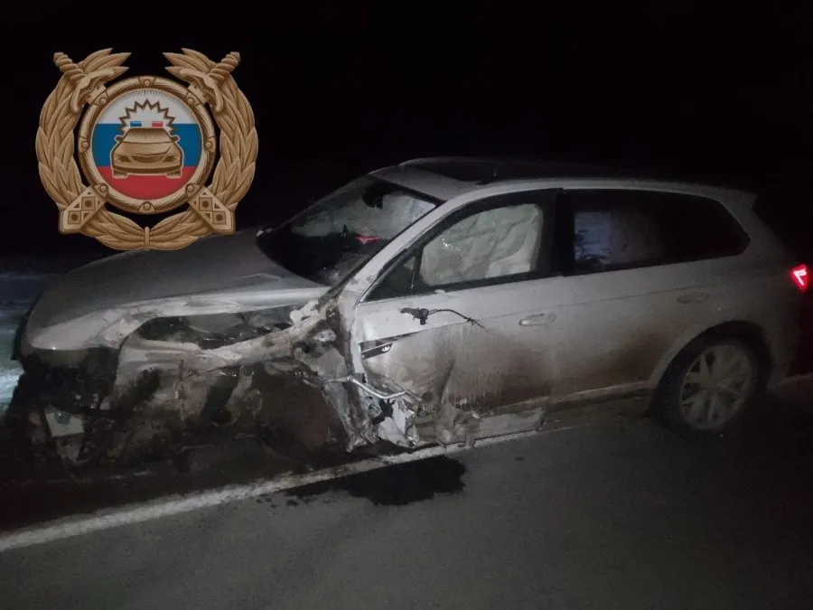 Водителя Фольксвагена посадили за гибель трех человек в ДТП под Лысыми Горами В Лысогорском районе Саратовской области 50 летнего водителя признали виновным в смертельном дорожно транспортном происшествии в результате которого погибли три человека Об этом сообщает пресс служба региональной прокуратуры По данным ведомства авария случилась вечером 21 февраля 2025 года когда мужчина ехал в автомобиле Фольксваген Туарег со стороны Балашова в Саратов Проезжая Лысогорский район в районе села Озерки он вырулил на встречную полосу и столкнулся с ВАЗ 2107 Как сообщали в Госавтоинспекции водитель легковушки 1989 года рождения и двое его несовершеннолетних пассажиров девочка 2010 года рождения и мальчик 2013 года рождения скончались на месте В салоне находилась женщина 1992 года рождения она выжила но попала в больницу В ходе судебного заседания подсудимый своей вины не признал но добровольно возместил потерпевшей имущественный ущерб и моральный вред Суд с учетом позиции гособвинителя признал водителя виновным в нарушении ПДД повлекшем смерть трех лиц часть 5 статьи 264 УК РФ и приговорил к 4 годам 6 месяцам лишения свободы с отбыванием в колонии поселении Он также лишен права заниматься деятельностью связанной с транспортом сроком на 2 года Подписывайтесь на наш канал в MAX