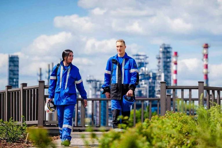 Инновации и забота о людях РБК признал Газпром нефть работодателем лидером в промышленности Компания возглавила рейтинг работодателей РБК 2025 в нефтяной отрасли Эксперты оценивали более сотни компаний по деловой репутации социальной ответственности эффективности и уровню инноваций условиям труда и мнению самих сотрудников В Газпром нефти работает свыше 80 000 специалистов Компания развивает цифровые технологии для промышленности внедряет ИИ и создает условия в которых сотрудники могут реализовать свой потенциал Особое внимание уделяется комфорту и безопасности труда обучению и развитию Совместные образовательные программы с вузами и колледжами ежегодно приводят в команду сотни молодых специалистов Внутренние опросы компании показывают что более 80 работников гордятся своей работой