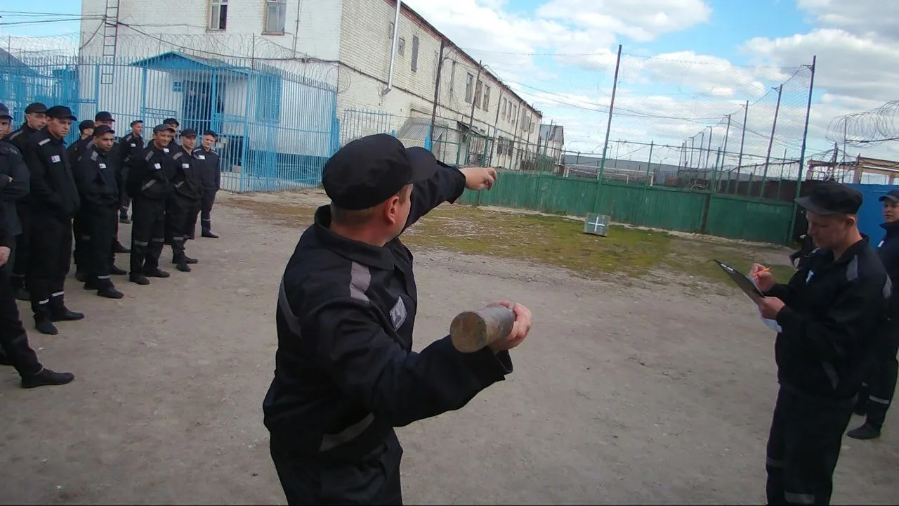 Число заключенных в России опустилось ниже 300 тысяч человек Если на конец 2021 года было 465 тысяч заключенных то сейчас 282 тысяч из них 85 тысяч в СИЗО и помещениях функционирующих в режиме следственного изолятора рассказал директор ФСИН Аркадий Гостев В числе причин такой динамики он назвал гуманизацию уголовных наказаний а также работу по подбору контрактников в армию которая в последнее время оказывает определенное влияние   Подписывайтесь на Расстригу