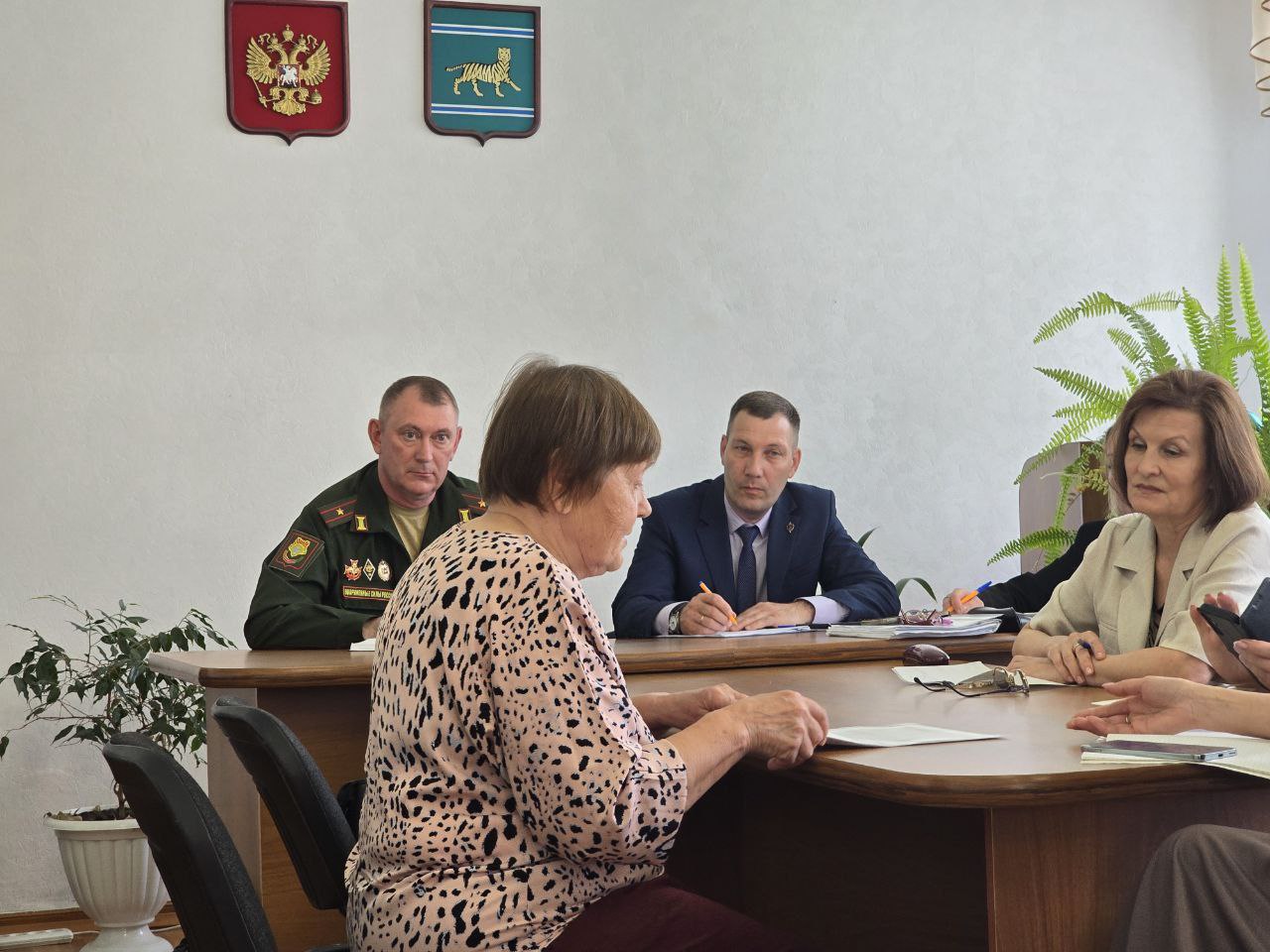 В Смидовичском районе защитников и членов их семей консультировали по проблемным вопросам Региональный филиал фонда «Защитники Отечества» организовал выездной прием граждан в рамках оказания участникам СВО бесплатной юридической помощи. Участие во встрече в поселке Николаевка также приняли Уполномоченный по правам человека и Уполномоченный по правам ребенка в ЕАО, председатель районного собрания депутатов, военный комиссар Смидовичского района и представители администрации. Среди озвученных вопросов – осуществление положенных участникам специальной военной операции и членам их семей выплат, оказание мер социальной поддержки и медицинской помощи, оформление некоторых документов. «Команда регионального филиала фонда продолжает запланированные выездные приемы в районах области. Их мы проводим в преддверии второй годовщины с начала работы фонда, которую отметим первого июня. Посетили уже третий район области. В поездках с нами работают наши партнеры, что позволяет более оперативно рассматривать и решать обращения наших защитников и их семей на местах», – отметила руководитель регионального филиала фонда Елена Колобова. Поступившие обращения взяты на контроль региональным филиалом фонда, а также Уполномоченным по правам человека и Уполномоченным по правам ребенка в ЕАО. По всем озвученным проблемам организованы уточняющие мероприятия. По их результатам будут приняты соответствующие меры поддержки и оказано содействие в разрешении вопросов. #ЗащитникиОтечества #ЗащитникиОтечества79
