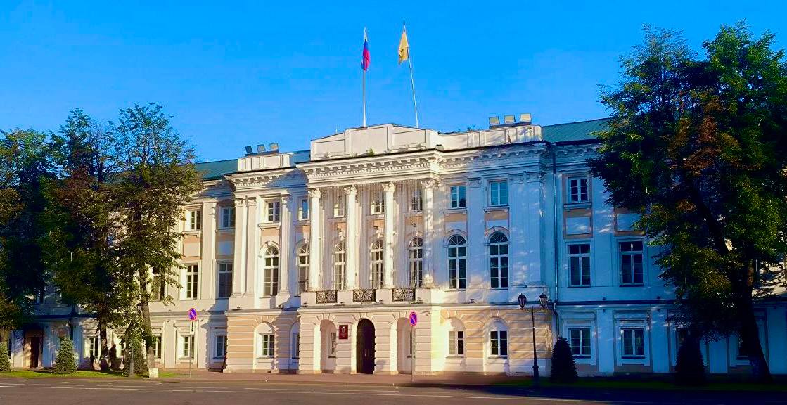 Депутаты Ярославской областной Думы поддержали наши поправки в закон об административных правонарушениях. Изменения предполагают усиление ответственности для юридических лиц. Штрафы повышены существенно, по некоторым направлениям в несколько раз. В приоритете – борьба с нарушениями в области благоустройства, охраны общественного порядка, безопасности. До 100 тысяч рублей увеличен штраф за нарушение тишины и покоя в ночное время. Проблема стоит остро. Люди жалуются на круглосуточную стройку, особенно в Ярославле и Ярославском округе. Очевидно, что крупных застройщиков и предпринимателей штраф в размере 40 тысяч рублей не пугает, поэтому размер взыскания увеличен более чем в два раза, и это решение депутаты поддержали единогласно. Актуальна и проблема складирования мусора, пило- и стройматериалов там, где их быть не должно. Инспекция адмтехнадзора совместно с органами власти ведет активную работу по наведению порядка, розыску и привлечению к ответственности нарушителей. Но должны работать и санкции, размер которых будет стимулировать собственников к соблюдению установленных законом требований. Раскопанные дворы и улицы, к сожалению, тоже привычная картина для многих населенных пунктов региона. И повышение штрафов за нарушения при проведении земляных работ – мера и вынужденная, и обоснованная. Теперь штраф за проведение работ без ордера, ненадлежащее оформление раскопов, отсутствие восстановления после окончания ремонта и по другим замечаниям достигает 200 тысяч рублей. До 400 тысяч увеличены штрафы за заросшие борщевиком Сосновского территории. Сейчас размер взыскания составляет 130 тысяч рублей. При этом затраты на двухразовую обработку требуют вложений не менее 180 тысяч. Не нужно быть финансовым аналитиком, чтобы посчитать: заплатить штраф выгоднее. И эта практика широко распространена. Комиссии адмтехнадзора обследовали более 500 участков, на большинстве из них выявили нарушения. Размер штрафа должен побудить собственников к реальным действиям, чтобы в корне изменить ситуацию с распространением опасного растения. Установленная сумма существенно ниже размера санкций в соседних областях, где он достигает миллиона рублей. Благодарю депутатов за поддержку наших предложений, направленных на наведение порядка в регионе.