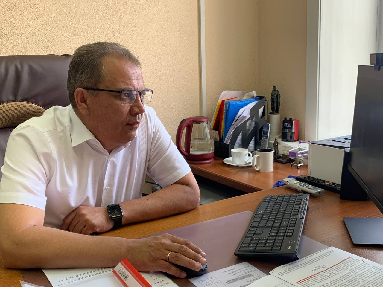 В Минстрое Бурятии прошло ВКС-совещание по подготовке к отопительному сезону Готовность каждого муниципального образования к отопительному сезону оценивается исходя из степени состояния котельных, тепловых сетей, сетей водоснабжения и водоотведения. Также проверяется жилой фонд. В этом году внесены значительные изменения в правила получения паспортов готовности. Впервые будет использована балльная система. Обучение сотрудников муниципальных образований уже проводится Ростехнадзором. - Есть как передовики у нас: Баргузинский, Кижингинский, Хоринский районы, есть отстающие: г.Северобайкальск, Селенгинский, Закаменский районы. По всем районам информация будет актуализирована к очередному штабу. Также планируем выезды в районы, на местах будет четкое понимание насколько районы реально готовы к отопительному сезону. Средний процент готовности муниципальных образований Бурятии к отопительному сезону составляет 55,5 %, - отметил Евгений Поляков, заместитель министра строительства и модернизации ЖКК Бурятии На сегодня в районах Бурятии идут работы по замене устаревшего котельного оборудования. Обновление проходит как в центральных котельных, так и при котельных, расположенных при школах. На совещании рассмотрены этапы работ по обновлению теплового оборудования в рамках первоочередных мероприятий. - В этом году выделено 150 млн рублей на самые проблемные места коммунальной системы. Более 140 мероприятий запланировано. На сегодняшний день все они законтрактованы. Есть уже 100 процентов исполнения по установке оборудования на объектах системы теплоснабжения в Кабанском, Селенгинском, Северобаьском районах. Надеемся и побуждаем к этому остальные районы, чтобы к 1 сентября текущего года все мероприятия были завершены,- отметил Евгений Поляков.