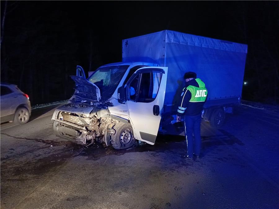 Два человека погибли в лобовом ДТП на Южном подъезде к Нижнему Тагилу. Инцидент произошел 29 ноября около 17:00, передает отдел пропаганды городского отдела ГАИ.  По данным Госавтоинспекции, на 9 км автодороги 49-летний водитель на Hyundai Solaris выехал на встречную полосу, где врезался в фургон Fiat Ducato с 46-летним шофером. От удара «кореец» оказался в кювете. На месте погибли два человека — водитель Fiat и пожилой пассажир легковушки. Жертвы не были пристегнуты ремнями безопасности. Владелец Hyundai в тяжелом состоянии в больнице.  В дорожной полиции назначили экспертизы, чтобы установить состояние опьянения автовладельцев. После трагедии в МВД начали доследственную проверку.