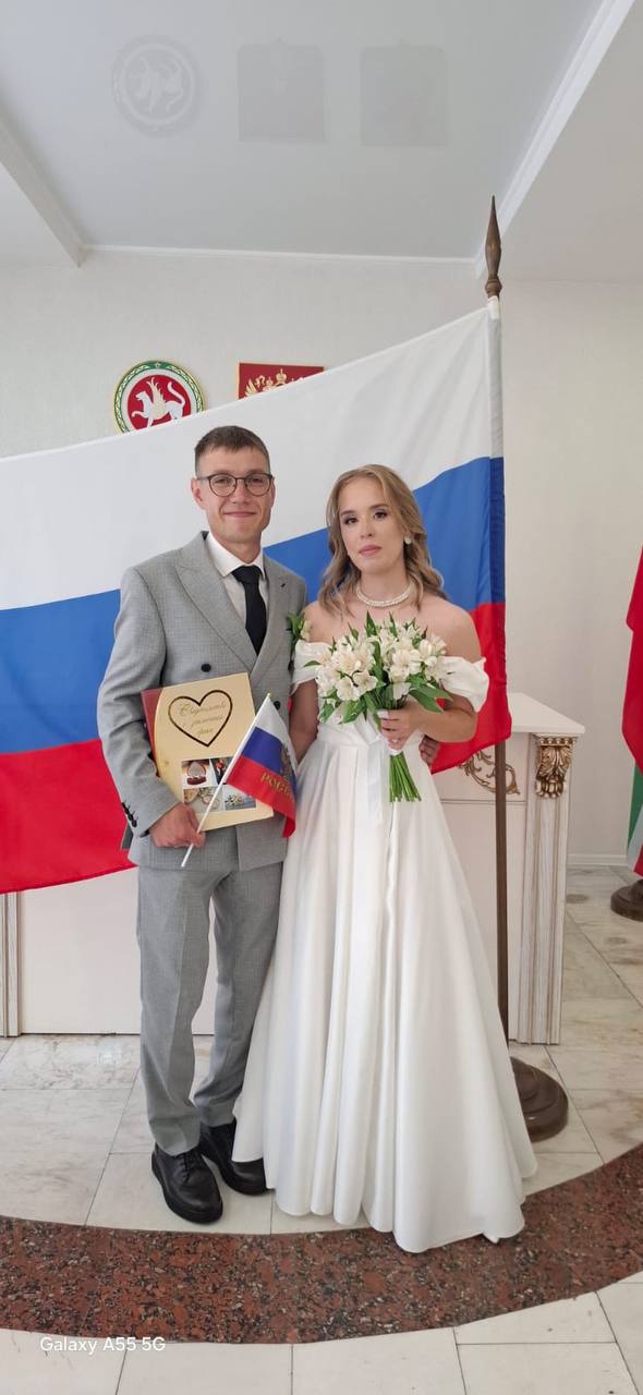 Накануне Дня России Управлением ЗАГС Казани проведено торжественное вручение паспортов юным гражданам Российской Федерации. А вот тем, у кого паспорт гражданина России давно имеется и тем, кто решил накануне столь значимого праздника создать семью, в Кировском отделе Управления напомнили о значимости «Российского триколора» с целью укрепления у граждан патриотических ценностей и уважительного отношения к государству и его символике.
