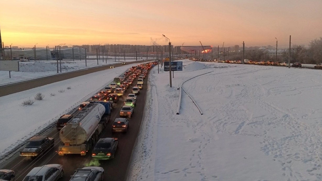 Прокуратура «наехала» на подрядчика ремонта моста у Телецентра за неубранный снег   Прокуратура Советского округа Омска проверила и выявила нарушения в соблюдении правил контракта у генерального подрядчика ремонта у Телецентра. По данным надзорного ведомства, на компанию «СтройТраст» возложена обязанность по содержанию и уборке сооружения от снежных валов.    В декабре-начале января такие наледи образовались и стали причиной пробок. Несмотря на обращения департамента строительства, подрядчик игнорировал уборку моста.    Поэтому прокуратура внесла представление главе «СтройТраст» с требованиями устранить нарушения и наказать виновных. Акт находится на рассмотрении.