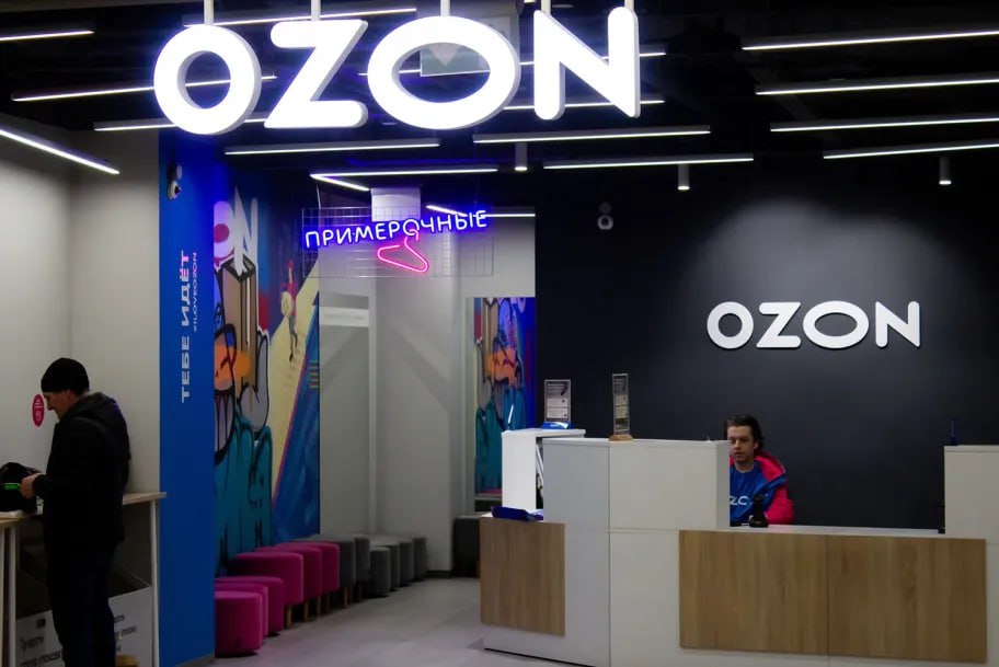 Ozon попал в десятку самых убыточных компаний России по версии Forbes. По итогам 2023 года компания заняла третье место.  Ozon — не новичок в этом рейтинге. Однако, убыток его снизился на 27% до 42,7 млрд рублей по сравнению с 2022 годом благодаря росту валовой прибыли и отсутствию разовых расходов вроде ущерба от пожара на складе в 2022-м. Тем не менее бизнес компании по-прежнему требует больше денег, чем их приносит: к инвестициям в складскую инфраструктуру и затратам на привлечение клиентов добавилась высокая инфляция труда, или, говоря простым языком, рост оплаты сотрудников.  По итогам 2024-го убыток Ozon может вновь увеличиться: из-за повышения ключевой ставки Центрального банка процентные расходы компании только в первом полугодии выросли в два с лишним раза, до 21,7 млрд рублей.