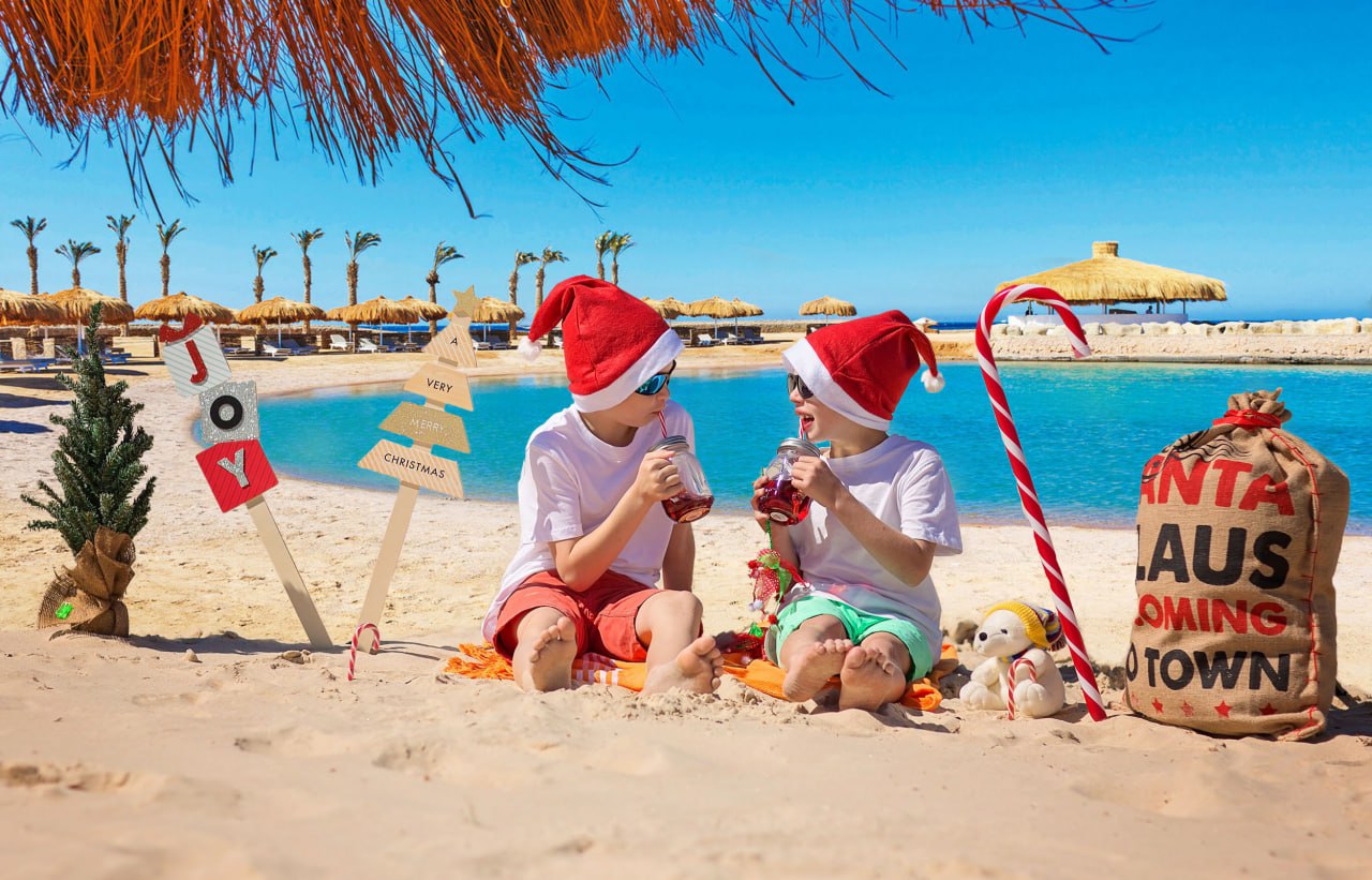 Средний чек на путешествие под Новый год увеличился на 52 относительно первых 10 месяцев 2025 г и достиг 272 000 руб аналитики сервиса бронирования пакетных туров Onlinetours Любимым направлением россиян остается Египет на который приходится 33 6 всех бронирований на праздники Второе место занимают ОАЭ с 18 5 следом идут курорты Таиланда 15 5 Турции 7 7 и Вьетнама 7 1 Самым дорогим направлением из топ 5 стал Таиланд Путешествие в страну на двух взрослых стоит 371 000 руб Самым бюджетным популярным направлением на Новый Год оказалась Турция за счет не туристического сезона Средний чек в стране составил 205 000 руб Средняя путевка в Египет в новогодние праздники обойдется 247 000 руб в ОАЭ 246 000 руб jkinvest news jkinvest