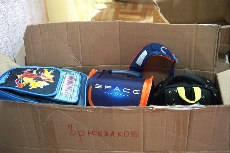 Красноярское отделение «Единой России» поможет школьникам ЛНР В Красноярском крае стартовала акция «Собери ребенка в школу». Члены и сторонники партии «Единая Россия», депутаты разных уровней и жители региона собирают школьные рюкзаки, тетради, пеналы и другие принадлежности. Часть собранных вещей отправят в Свердловский округ ЛНР для первоклассников и учеников 2–4 классов из семей участников СВО. В Красноярском региональном отделении партии отметили, что помощь Свердловскому округу стала традицией. Подобные акции проходили в 2022 и 2024 годах. Тогда, помимо школьных наборов, в местные школы передавали волейбольные, баскетбольные и футбольные мячи, а также другой спортивный инвентарь. Груз из Красноярска планируется к отправке 13 августа.