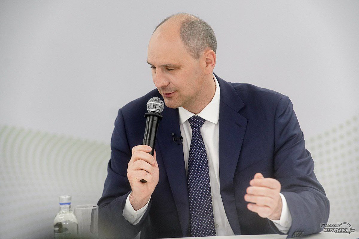 Губернатор Свердловской области Денис Паслер впервые проведет прямую линию с жителями Свердловской области Глава региона ответит на вопросы 26 ноября в 18 00 Задать их можно тремя способами на сайте дениспаслер рф на платформе обратной связи Госуслуги Решаем вместе и в соцсетях Что бы вы спросили у губернатора теперь в МАХ