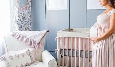 Депутаты хотят разрешить оформление семейной ипотеки с седьмого месяца беременности Это нужно чтобы улучшить демографическую ситуацию и жилищные условия молодой семьи считают в Госдуме Также предлагается дать возможность разбить первоначальный взнос на несколько платежей для снижения финансовой нагрузки на старте Сейчас он должен составлять не менее 20 от стоимости жилья Меры должны сделать программу доступнее для большего числа молодых семей которые зачастую не могут одномоментно собрать крупную сумму даже с учетом использования материнского капитала Ранее в Госдуме предложили выдавать семейную ипотеку на более раннем сроке начиная с 12 й недели беременности на основании справки из ЖК fatcat18