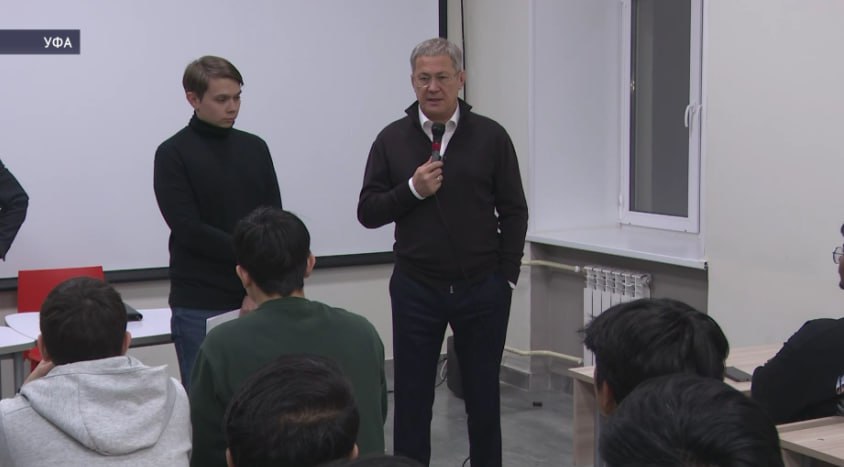 Радий Хабиров заявил что в Башкирии усилят охрану образовательных учреждений В республике разработают решения для усиления охраны образовательных учреждений при этом соблюдая логистику во избежание длинных очередей Такое заявление сделал Глава Башкортостана Накануне Радий Хабиров встретился со студентами из Индии в общежитии Башгосмедуниверситета где в выходные 15 летний подросток напал на иностранных студентов Тогда пострадали шесть человек четверо учащихся вуза полицейский и сам нападавший при задержании Подробнее в MAX   max ru bst AZxIjJ57BlM БСТ в Telegram БСТ в МАХ