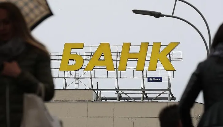 Почти 20 российских банков стали убыточными По итогам января февраля 2026 года число таких организаций выросло с 34 до 60 В основном это небольшие банки Их общая доля в активах сектора составляет менее 1 заявили в ЦБ Высокие ставки увеличили нагрузку на заемщиков что автоматически повысило риски кредитных портфелей Маржа банков снизилась Крупные банки могут быстро адаптироваться а небольшие уязвимы их издержки относительно выше а возможности для маневра ограничены пояснили эксперты Однако за год к 1 апреля 2026 го убыточными оказались например и Почта Банк Синара УБРиР банк ЦентроКредит Инго и Солидарность По словам экспертов банковский сектор остается прибыльным но становится более неоднородным И ряду кредитных организаций которые получили очень большие убытки придется возможно войти в состав более крупных банковских холдингов или отказаться от лицензии и уйти с рынка fatcat18 Мы в Мах