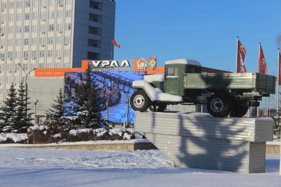 ⏰ Автозавод «Урал» запустил строительство нового литейного комплекса за 9,5 млрд рублей  Льготный заем в размере 5 млрд рублей предоставил федеральный ФРП. ВЭБ.РФ ранее выделил кредит на 2,6 млрд рублей.  В новом цехе площадью 46 тыс. кв. метров планируют ежегодно выпускать до 45 тыс. тонн отливок из чугуна. Они будут использоваться в качестве заготовок для ведущих мостов и других автокомпонентов к грузовикам и спецтехнике.  Цех оснастят современным технологическим оборудованием. Средства займа ФРП пойдут на приобретение автоматических формовочных линий, индукционных плавильных комплексов, зачистных установок и машин для абразивной обработки металлических изделий. Подробнее…