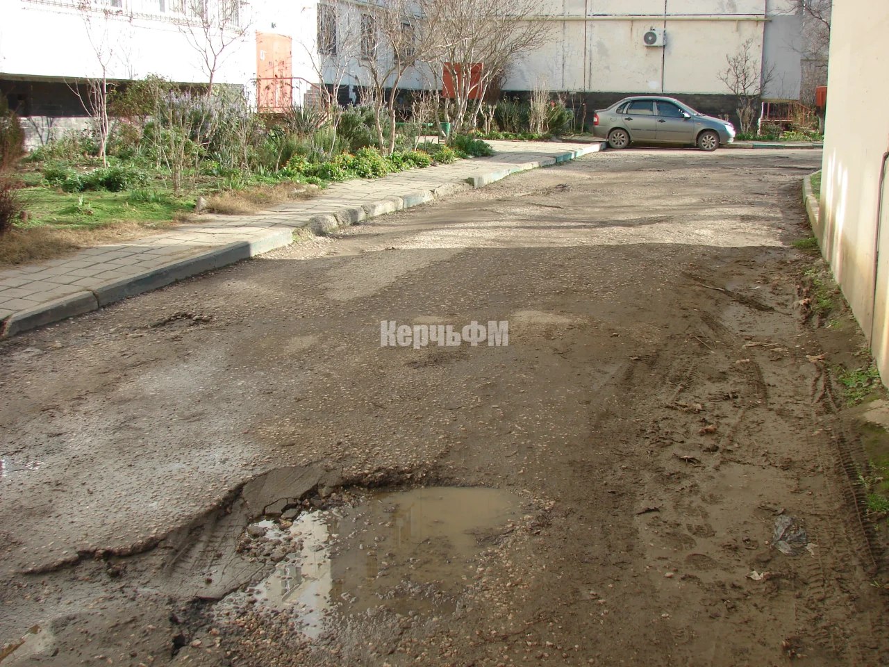 Внутриквартальным дорогам МКД 10, 12, 14 по улице Генерала Петрова обещан капитальный ремонт  В 2025 году комплексное благоустройство придомовых территорий Керчи будет продолжено, передает КерчьФМ.  Первая встреча главы администрации города по этому вопросу в новом году состоялась с жильцами домов №10, №12, №14 по улице Генерала Петрова.  В списке капитальных преобразований: замена бордюров и покрытий внутридворовых проездов и тротуаров, установка детских и спортивных площадок, восстановление бельевых площадок, установка скамеек, урн, замена наружного освещения... подробнее