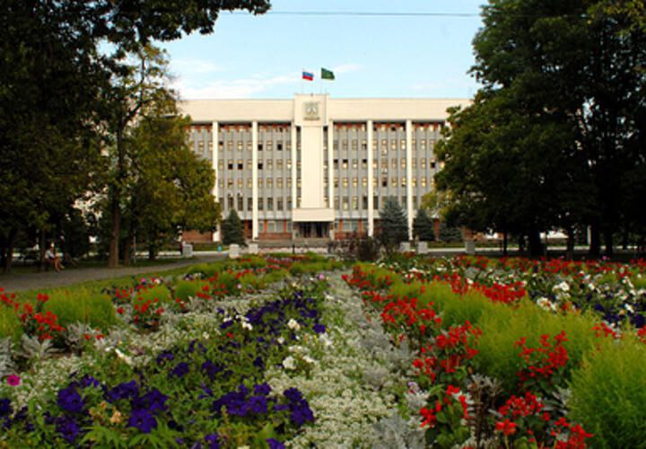 Поселок Яблоновский может стать городом С такой инициативой на заседании парламента выступил глава республики Мурат Кумпилов. Он сообщил, что поселок городского типа, граничащий с Краснодаром, за последние годы преобразился и расширился. Участники заседания отреагировали на предложение аплодисментами. Фото: Maikop/Global Look Press Подписаться Буст