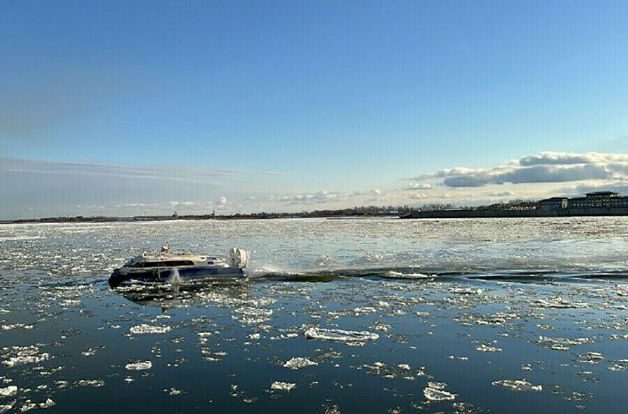 В новогодние праздники россияне смогут переправляться в Китай из Благовещенска на китайских СВП В целях удовлетворения повышенного спроса на поездки в Китай международный оператор АмурАссо проводит подготовку к работе в новогодние каникулы Принимаемые меры позволят обеспечить стабильное транспортное сообщение между Благовещенском и Хэйхэ в этот период сообщили в правительстве региона Во первых достигнута договоренность с китайскими партнерами при необходимости в конце декабря перевозить китайскими судами на воздушной подушке СВП российских граждан в Хэйхэ Во вторых на период каникул в автобусном сообщении оператор введет дополнительные рейсы Все это даст возможность большему числу желающих побывать в праздники в соседней стране По информации АмурАссо сейчас в сутки в пунктах пропуска на российско китайской границе между Благовещенском и Хэйхэ обслуживается более 1 400 пассажиров суда на воздушной подушке перевозят порядка 1 000 пассажиров по мосту через Амур на автобусном направлении 400 Все пассажиры приезжающие для поездки в Хэйхэ пересекают границу день в день Подпишись на Amur life Мы в МАХ
