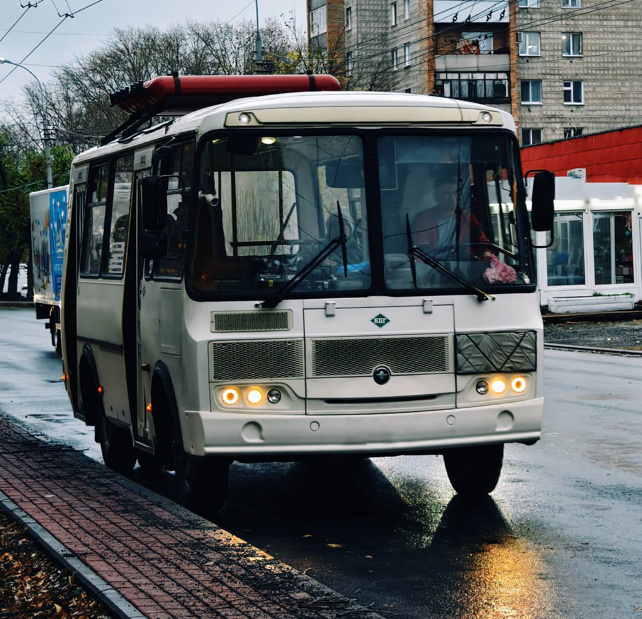 Принял решение начать процедуру расторжения контрактов с перевозчиками маршрутов 4 и 53 Причина как и в предыдущих ситуациях халатное отношение к добровольно взятым на себя обязательствам В контракте прописано четкое требование не менее 75 рейсов должно быть выполнено Центр организации и контроля пассажироперевозок ежедневно фиксирует работу перевозчиков и оформляет акты выявленных нарушений В морозные дни на маршруте 4 фиксировалось критически мало машин на линии интервал мог достигать двух часов Люди мерзли на остановках и массово опаздывали на работу Претензионная работа не давала результатов По исполнению графика перевозчиком маршрута 53 нареканий значительно меньше Но он допустил серьезное нарушение муниципального контракта использовал в Северске автобус который числится на нашем городском маршруте Сейчас профильный департамент займется необходимыми процедурами Алгоритм будет аналогичным что при расторжении с прежним перевозчиком маршрута 13 14 У перевозчиков будет 10 дней на то чтобы полностью устранить все нарушения Мы очень надеемся что все замечания будут устранены Наша четкая позиция которой я жестко придерживаюсь подписываешь контракт выполняй Подписывайтесь на канал в MAX