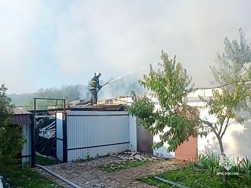 За минувшие сутки на территории региона зарегистрировано 4 пожара. Погибших и пострадавших нет. В селе Вознесеновка Ивнянского района произошел пожар в бане, гараже и сарае под одной кровлей. Огнем полностью повреждена кровля хозяйственной постройки. По предварительным данным, причиной происшествия стало нарушение правил монтажа электрооборудования. Для ликвидации привлекались 4 человека и 2 единицы техники фото 1 . Пожарно-спасательные подразделения 3 раза привлекались к ликвидации возгорания сухой травы и мусора на общей площади 455 метров квадратных фото 2 . Подразделения МЧС России 3 раза привлекались к ликвидации последствий дорожно-транспортных происшествий. МЧС России призывает соблюдать правила безопасности. В случае происшествия звони по телефону « » или « ».