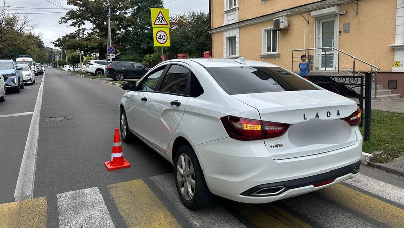 Водитель сбил десятилетнюю девочку в Пятигорске  Днём 5 сентября на улице Козлова водитель «Весты» не пропустил ребёнка на пешеходном переходе. Девочка шла на зелёный свет.  Ребёнка увезли в больницу с переломом кисти. По факту аварии проводят проверка.