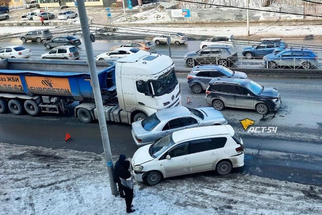 Массовое ДТП произошло на Большевичке. По словам очевидцев, столкнулись четыре автомобиля.  Авария почти полностью перекрыла движение в сторону Первомайского района, свободным остался только левый ряд. По данным Яндекс.Карты от Фабричной до места ДТП растянулась пробка на 4 километра.  Фото: АСТ-54 Black / Телеграм