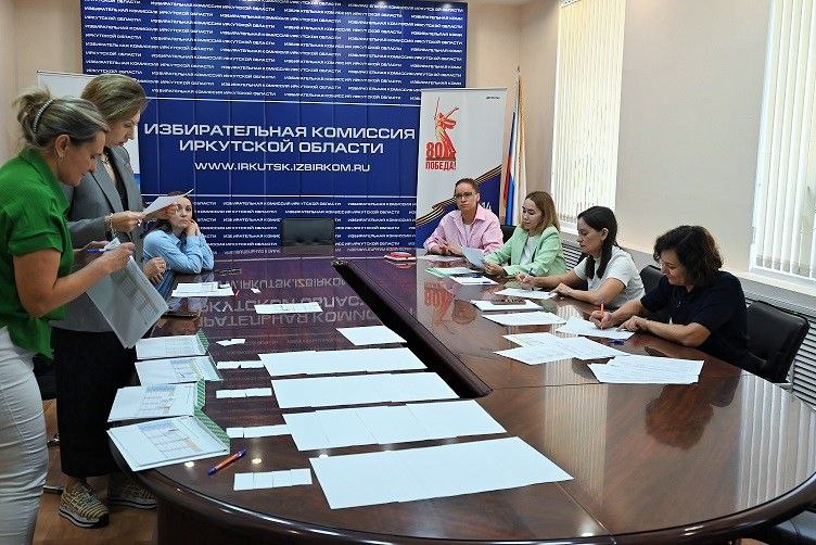 Сегодня в Избирательной комиссии Иркутской области прошла жеребьевка по распределению бесплатного эфирного времени на региональных телерадиоканалах между кандидатами в губернаторы.  Все четыре кандидата получат на телеканалах «Россия 1», «Россия 24», «АИСТ» и на радиоканалах «Маяк», «Вести FM», «Радио России» по 60 минут эфирного времени, половина из которого будет отведена на совместные агитационные мероприятия  дебаты . Бесплатное эфирное время будет предоставляться по будним дням с 18 августа по 11 сентября включительно.  Результаты жеребьевки будут размещены на сайте облизбиркома в разделе «Всё о выборах в единый день голосования»  подраздел «Выборы Губернатора Иркутской области» , а также опубликованы в газете «Областная».