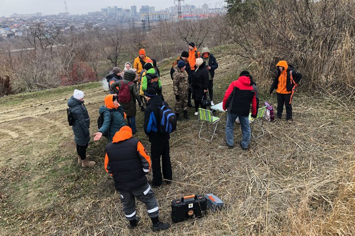 В Волгоградской области найдены мёртвыми четверо пропавших жителей  Волонтёры регионального поискового отряда «ЛизаАлерт» подвели итоги работы в декабре 2024 года. Как сообщает ИА «Высота 102», за месяц добровольцам так и не удалось найти двоих человек, кроме того, ещё четверо были обнаружены мёртвыми.  В общей сложности в декабре поисковикам поступило 26 заявок о пропаже людей. Благодаря неравнодушию участников поискового движения удалось найти живыми 13 человек. Ещё троим обнаруженным гражданам была оказана помощь в поиске родных. Также ещё одному волгоградцу добровольцы помогли добраться до места жительства. Три заявки на помощь так и не были подтверждены.   Подробнее  Фото из архива поискового отряда «ЛизаАлерт»