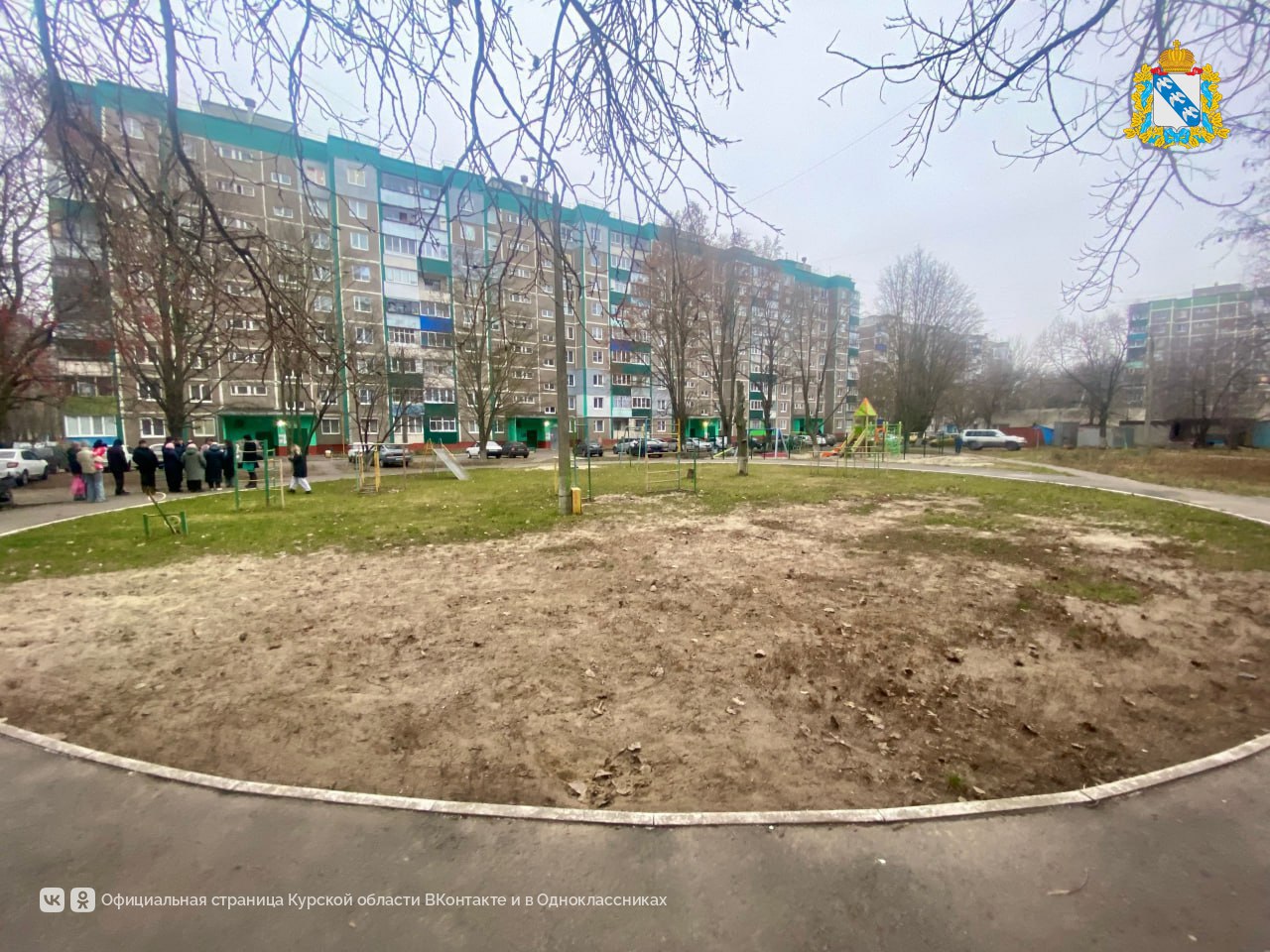 В Курске после жалобы на прямую линию с губернатором готовят установку новой детской площадки В Курске власти взяли на контроль ситуацию с отсутствием детской игровой зоны во дворе дома 8 на проспекте Энтузиастов Жительница дома напомнила что старая площадка была демонтирована ещё в 2023 году а новая так и не появилась Для решения вопроса на место выехала первый заместитель главы администрации Курской области Олеся Дворцова вместе с представителями госжилинспекции мэрии и управляющей компании Во дворе провели выездное совещание с участием жителей и наметили план дальнейших действий Управляющая компания уже заказала топографическую съёмку территории чтобы определить оптимальное место для новой детской площадки с учётом всех коммуникаций и норм безопасности В декабре планируется согласовать выбранную локацию с ресурсоснабжающими организациями С 15 по 30 января 2026 года должны провести общее собрание собственников жилья Жителям предложат принять решение об участии двора в муниципальной программе 100 детских площадок и выбрать вариант игрового комплекса В правительстве Курской области подчёркивают что вопрос останется на контроле до момента когда новая детская площадка будет установлена Сроки монтажа зависят от запуска второго этапа городской программы благоустройства Курская Telega Прислать новость