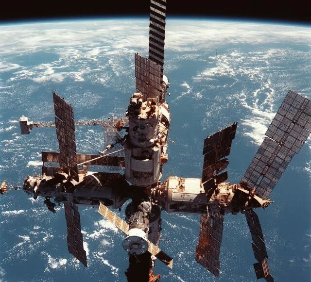 А вы знали что ровно 40 лет назад на орбиту была выведена научная станция Мир Своё превосходство в космосе наша страна закрепила запуском пилотируемой орбитальной станции аналогов которой не было во всём мире Орбитальный комплекс Мир находился в эксплуатации до июня 2000 года почти втрое дольше чем было запланировано при запуске станции За это время на нем было проведено 28 космических экспедиций в общей сложности на комплексе побывали 139 российских и зарубежных исследователей космоса было размещено 11 5 тонн научного оборудования 240 наименований из 27 стран мира За время существования этой космической лаборатории на её борту были выполнены 24 международные программы экспериментальных исследований проведено более 16 5 тысяч экспериментов В процессе создания комплекса разработано более 600 новейших технологий