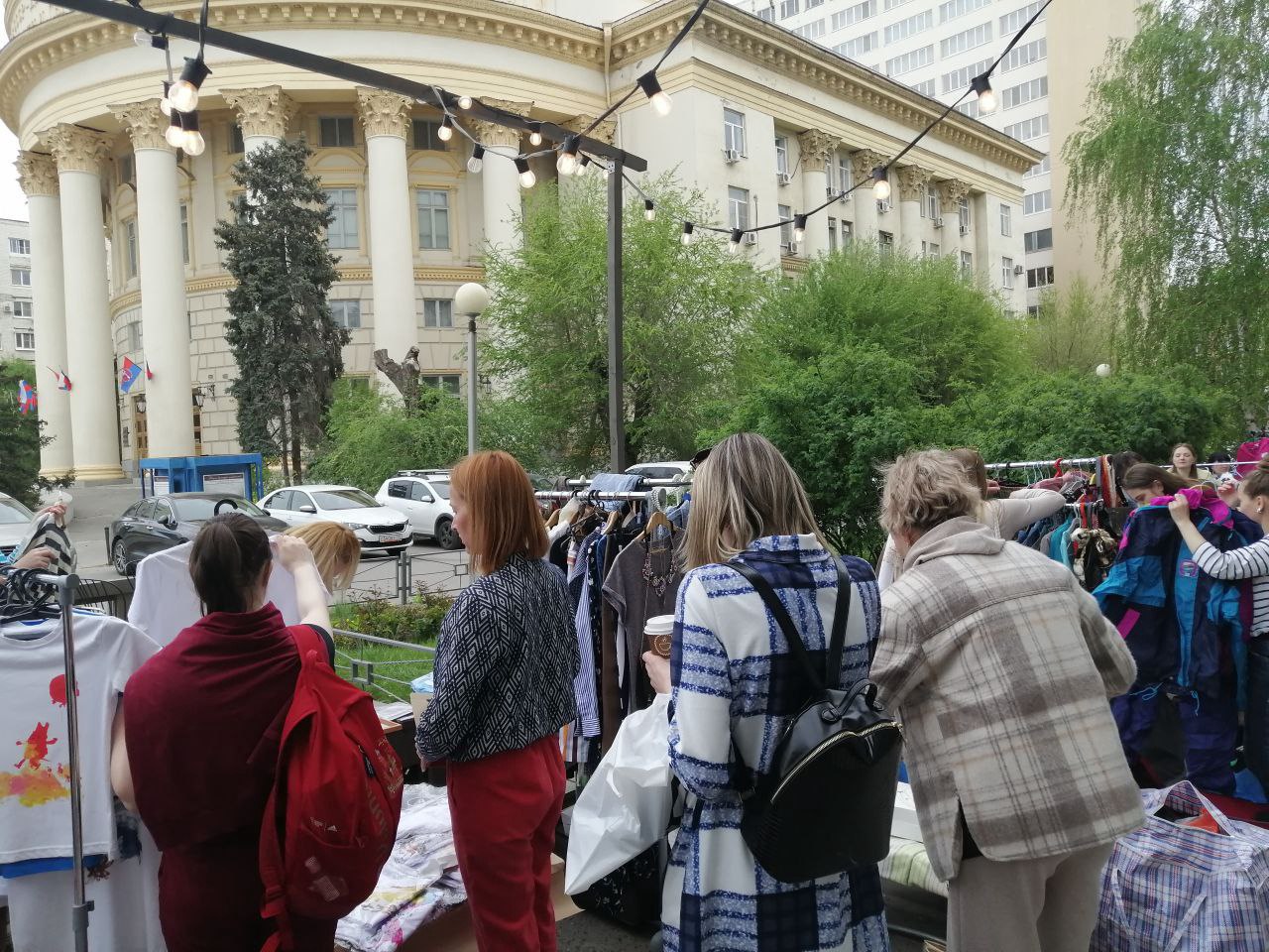 Уже завтра 6 сентября в Волгограде пройдёт первый осенний маркет На площадке перед известной кофейней на просп Ленина 2а остановка Современник с 11 до 19 ч будут представлены украшения ручной работы текстильные косметички как из Пинтерест свечи из соевого и кокосового воска игрушки из 3D принтера апсайкл рубашки винтажная бижутерия 80 90 годов прошлого века и виниловые пластинки Кстати за каждые 500 рублей потраченные на маркете гостей ждёт подарок