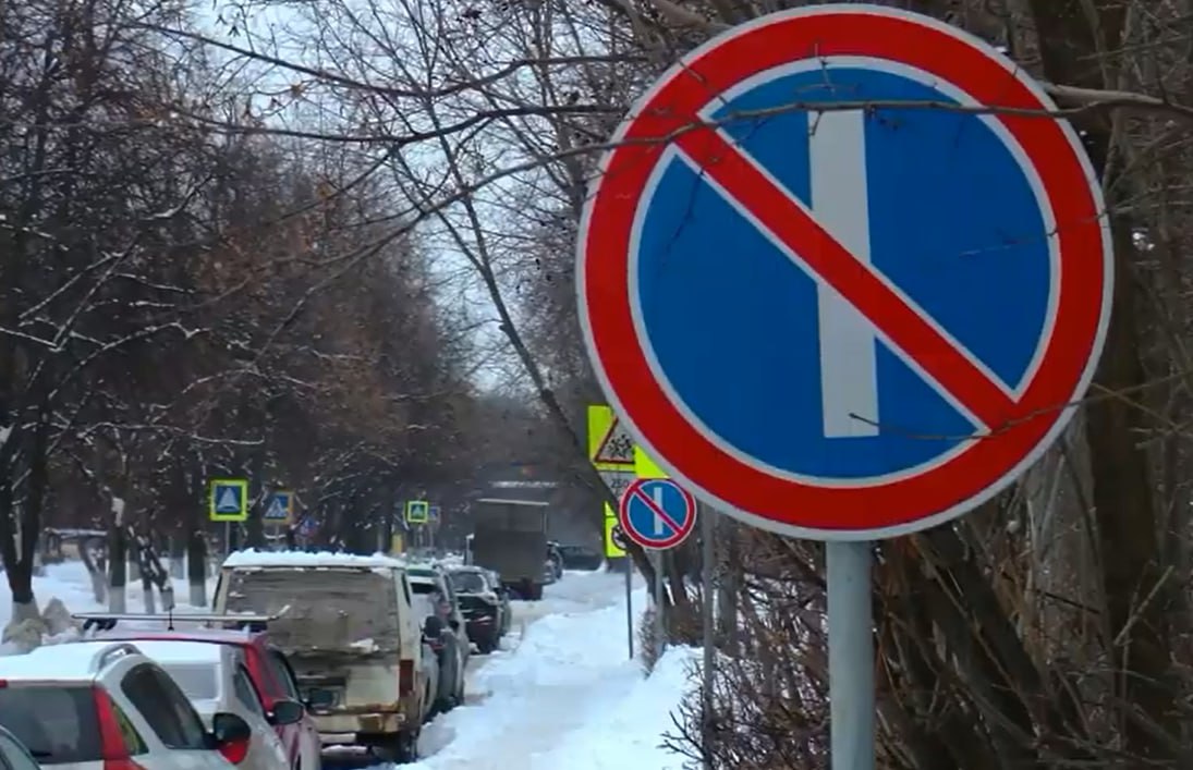 Из-за очистки тротуаров и дорог от снега ограничат места парковки в Саратове  С 1 января по 1 апреля 2025 года введут ограничение стоянки авто по четным и нечетным числам месяца на улицах:    Сакко и Ванцетти;   Яблочкова;   Рахова от Большой Казачьей до Рабочей  нечетная сторона ;   Рахова от Советской до Большой Казачьей  четная сторона ;   Шелковичная от Большой Садовой до Храма Иоанна Богослова.    Прислать новость