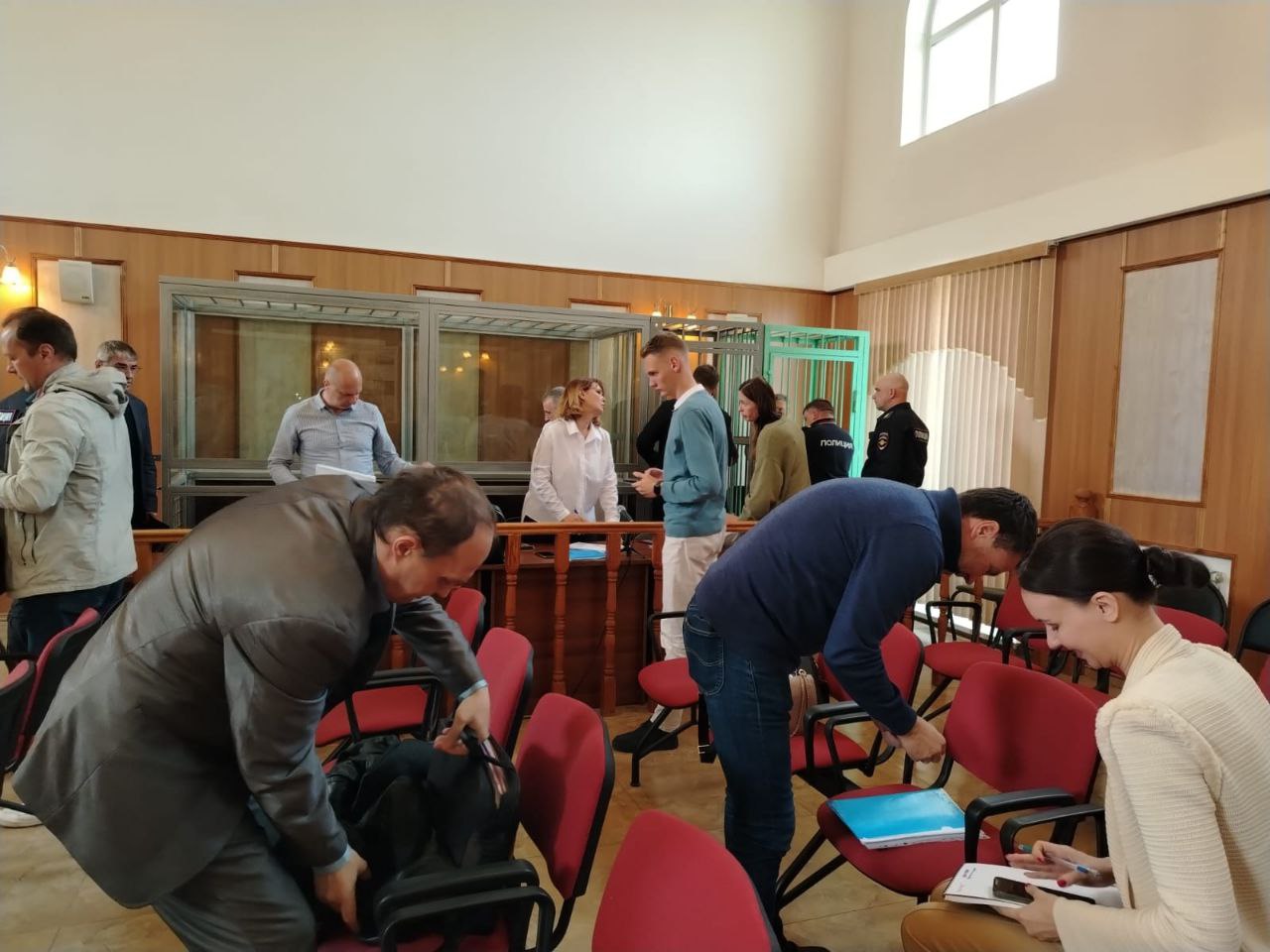 В "деле Василенко" начали заслушивать сторону обвинения, а экс-прокурора Приморья попытались вытащить из СИЗО Процесс проходит с большим вниманием СМИ, а судья требует от адвокатов не перекрикивать гособвинителя Сегодня начался первый день слушания по делу экс-прокурора Приморья Валерия Василенко, которого вместе с четырьями подельниками обвиняют в попытке завладения акциями "Восточной верфи", которыми владел Игорь Мирошниченко. Стоит отметить, что на потерпевшего давили с нескольких сторон и даже угрожали возбуждением уголовных дел, пока всю эту деятельность не пресекли оперативники приморского УФСБ. Защита Валерия Василенко в очередной раз поставила вопрос об изменении меры пресечения для экс-прокурора, ссылаясь не только на его почтенный возраст, но и на целый ряд хронических заболеваний ветерана прокуратуры. Но пока добиться смягчения меры пресечения не удалось. Гособвинитель стала зачитывать суть обвинения, однако, не все адвокаты были довольны ходом процесса и некоторые из них стали выкрикивать с места, что вызвало недовольство судьи Ефимова, который председательствует в деле. Судья сделал замечание защитникам, указав, что в зале присутствуют представители СМИ, которые за всем этим наблюдают. На процесс пришли корреспонденты 5 редакций, следящие за ходом процесса. Само заседание длилось чуть более двух часов и было перенесено на другой день. Самое интересное - впереди. В деле будут озвучены рассекреченные материалы "прослушки", из которых СМИ могут почерпнуть много интересного.
