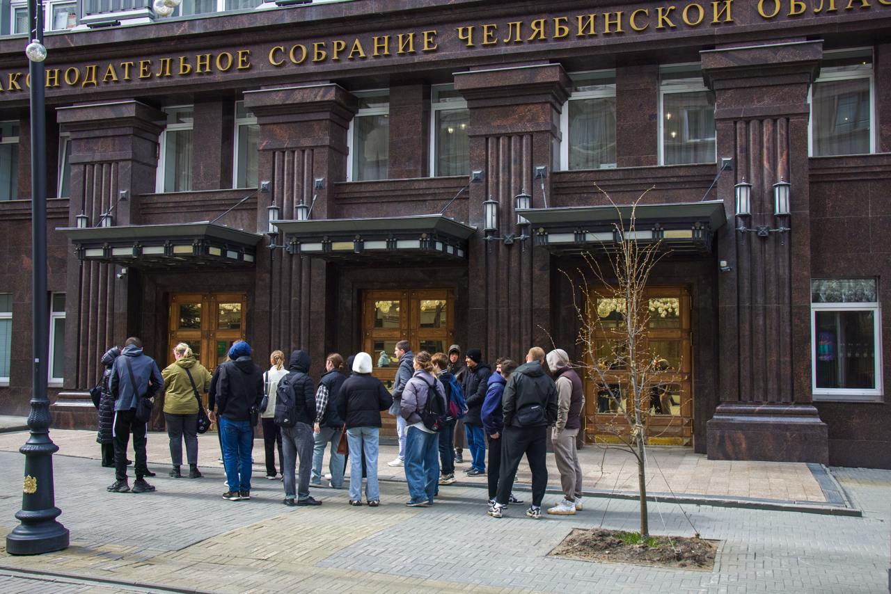 Тайну здания Заксобрания в Челябинске открыли на фотовыставке Зданию Законодательного собрания исполнилось 113 лет За более чем вековую историю оно пережило две реконструкции Но до наших дней в нем сохранились уникальные уголки которые не затронули преобразования По случаю солидной годовщины в региональном парламенте открыли фотовыставку Одно здание в зеркале разных эпох Здания как и люди обладают своей судьбой К таким сооружениям относится и здание Законодательного собрания области Здание хранит память о важных событиях в регионе за целое столетие отметил на открытии выставки спикер регионального парламента Олег Гербер На выставке представили образец старинной плитки с клеймом которую обнаружили во время ремонта в здании Эта деталь роднит его с архитектурными памятниками Петербурга Экспозиция также включает уникальные фотографии по которым можно проследить как менялся облик здания областного парламента Подписаться на vecherchel   Голосовать за канал