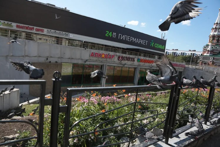 Один из крупнейших торговых активов ГК ЭКС сменил собственника Пермский девелопер Дмитрий Вдовин завершил сделку по приобретению ТЦ Универсам ул Борчанинова 13 Это один из последних активов компании Adreco из ОАЭ владеющей недвижимостью бывшего пермского губернатора Олега Чиркунова ГК ЭКС контролировавшая Универсам ранее пыталась продать его несколько лет По данным Ъ Прикамье стоимость сделки могла составить более 600 млн руб Новый собственник ТЦ может сохранить торговое назначение актива проведя реновацию Эксперты считают правильным такое решение и говорят что объект требуется сделать современным Отмечается также что площадка Универсама отличное место для жилищного девелопмента