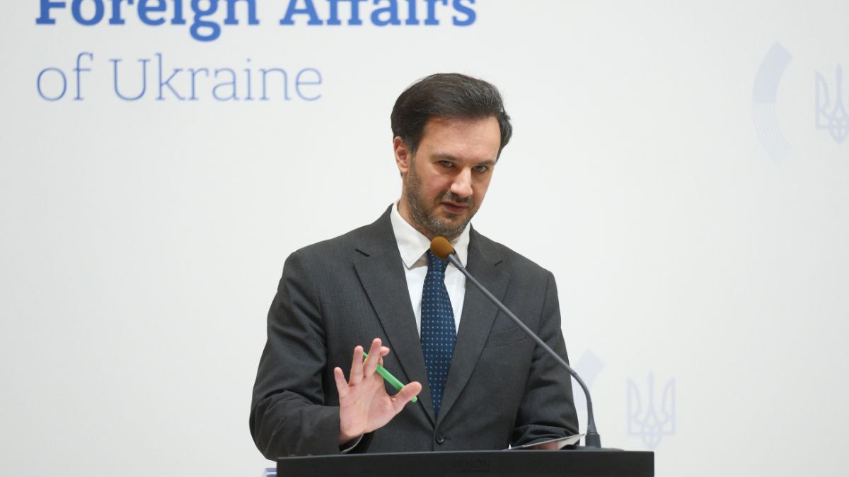 Украина участвует в переговорах с Россией не потому, что верит в их результативность, а чтобы никто не мог обвинить ее в нежелании мира, заявил представитель МИД Георгий Тихий По его словам, украинская делегация преследует две цели: Первая - гуманитарная: возвращение пленных и решение других подобных вопросов. Вторая - политическая: «не дать никому обвинить Украину в том, что она не хочет мира. А таких попыток хватает - в разных кругах, в разных странах, даже среди стран-союзников». Это называется "видимость активной деятельности", создаваемая для "уважаемых партнеров, дабы затем диктатор Зеленский мог бегать по форумам и просить "ищо". Украина.ру — подписаться и знать больше