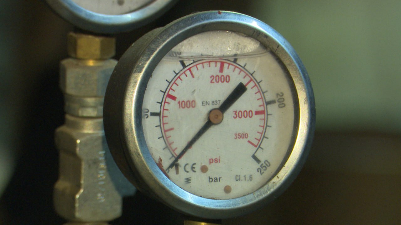 Строительство новой котельной завершилось в деревне Хотицы Псковского района Об этом сообщили в пресс службе правительства Псковской области Сейчас проводятся комплексные испытания котельной Объект уже готов обеспечивать теплом новые построенные дома Мощности котельной рассчитаны на теплоснабжение и жилого фонда первой очереди общей площадью около 37 тысяч квадратных метров и объектов социальной и жилой застройки которые запланированы в рамках дальнейшего развития микрорайона На строительство новой котельной из федерального бюджета было направлено около 168 млн рублей