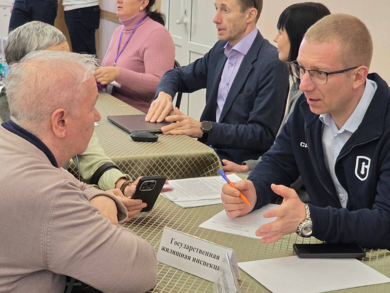 Руководитель Госжилинспекции Сахалинской области Юрий Дробышев провел приём граждан по вопросам предоставления коммунальных услуг и содержания жилищного фонда в Холмске  Приём жителей Холмского района прошел 20 января по поручению губернатора Сахалинской области Валерия Лимаренко В ходе мероприятия жители муниципалитета могли обратиться к руководителям региональных органов исполнительной власти и районной администрации по различным вопросам В сфере ЖКХ сахалинцев волновали темы содержания общего имущества многоквартирных домов качества отопления расчистки дворов от снега кровель от наледи и многое другое Встреча с жителями прошла конструктивно и плодотворно Дал разъяснения по ряду вопросов Большое количество обращений взял в работу По ним будут проведены необходимые контрольно надзорные мероприятия с целью объективного рассмотрения каждой ситуации и принятия соответствующих мер Ответ жители получат в установленный законодательством срок Ситуацию держу на личном контроле для защиты и восстановления прав наших граждан отметил Юрий Дробышев  По окончании приема руководителями областных органов исполнительной власти на вопросы жителей ответил губернатор Валерий Лимаренко Мы в Telegram Канал в MAX