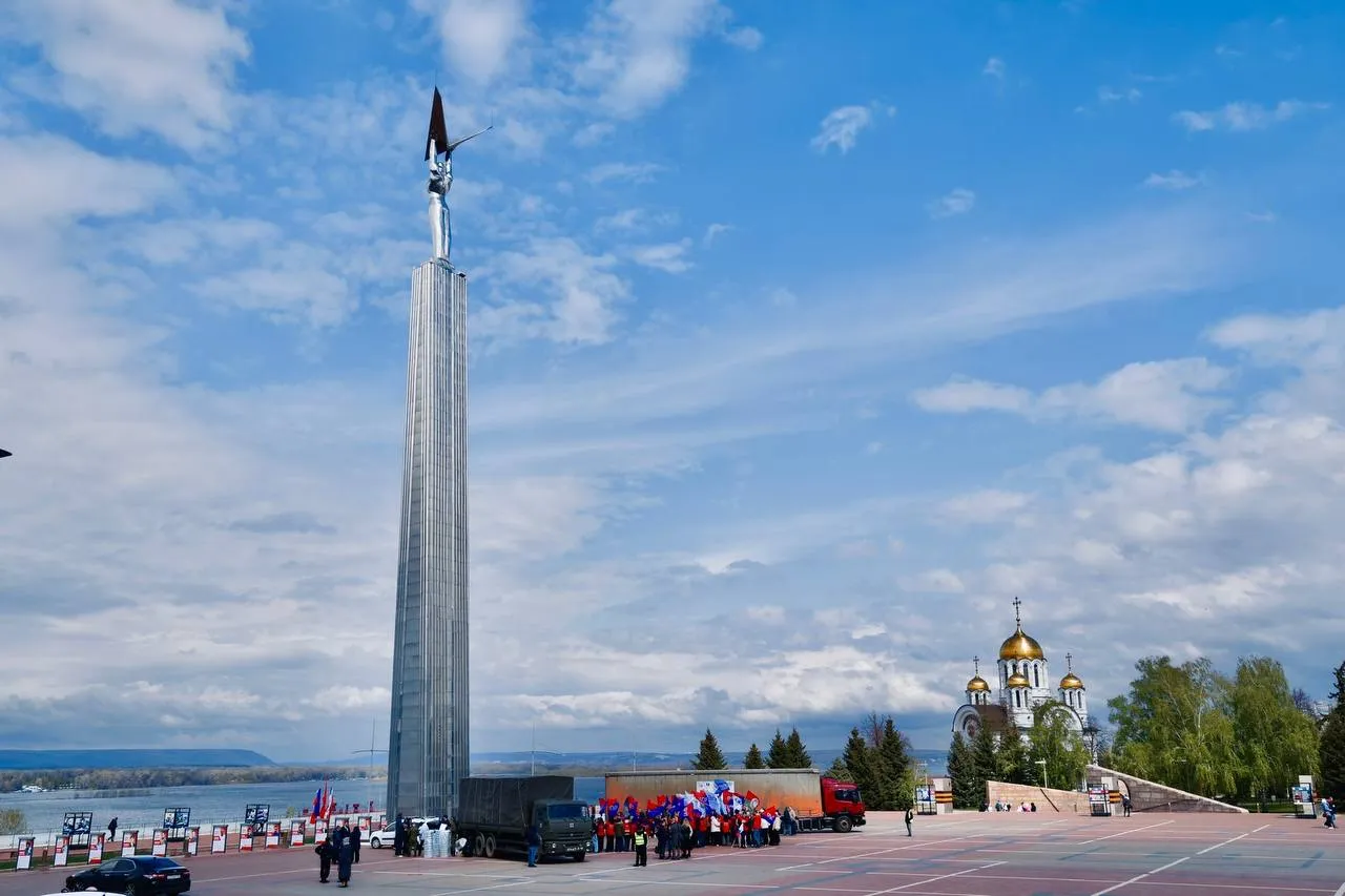 В Самарской области урежут количество госслужащих До конца года уведомления о сокращении получат 800 человек В Самарской области грядут большие сокращения Об этом заявил губернатор Вячеслав Федорищев на оперативном совещании в правительстве региона Глава региона подписал соответствующий указ 12 мая По словам губернатора в целях повышения устойчивости бюджета Самарской области в условиях внешних вызовов и других проблем в экономике властями реализуются меры для обеспечения сбалансированности бюджета Из 4 8 тыс государственных гражданских служащих и других сотрудников органов исполнительной власти региона к концу 2026 года планируют оставить на своих рабочих местах лишь 4 тыс человек В целом это сокращение более 20 штата Мы работаем не с увольнением людей мы работаем с внутренней эффективностью Мы каждому дадим возможность продолжить свой профессиональный путь никто не потеряет в условиях труда Есть указание правительства России но самое главное внутренний запрос на повышение эффективности заявил глава региона В администрации губернатора штат сотрудников сократится с 257 до 200 человек в самарском минфине с 312 до 280 самарском минэкономразвития со 167 до 115 Аналогичную работу проведут в подведомственных учреждениях Глава региона рассказал что ежедневно проводится бюджетная комиссия под руководством министра финансов Самарской области Ольги Собещанской Мы итак живём в режиме где у нас нет излишков каких то резервов но мы продолжаем работать на внутреннюю эффективность в целях обеспечения сбалансированности бюджета сказал губернатор