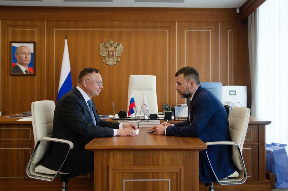 Файзуллин и Пушилин обсудили ситуацию с водоснабжением в ДНР  Министр строительства и ЖКХ Ирек Файзуллин и Глава ДНР Денис Пушилин обсудили комплекс мер, которые уже реализуют в Республике, а также необходимость дополнительной помощи.  Минстрой как координирующее ведомство окажет необходимое содействие.  Фото: телеграм-канал Минстроя РФ  Читать полностью    Подписаться