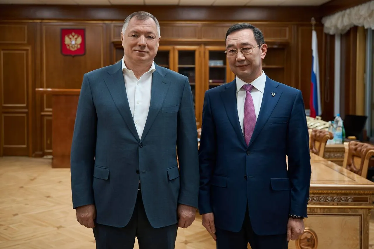 Провел рабочую встречу с заместителем Председателя Правительства России Маратом Шакирзяновичем Хуснуллиным В центре внимания вопросы от которых напрямую зависят темпы развития Якутии модернизация коммунальной инфраструктуры развитие Якутска строительство Ленского моста совершенствование механизмов технологического присоединения и многие другие Сегодня республика последовательно реализует проекты в сфере жилищного строительства переселения граждан из аварийного жилья обновления дорог и развития инфраструктуры Для дальнейшего движения вперед важно снимать системные ограничения которые тормозят запуск новых площадок и повышают стоимость застройки  Развитие жилищного строительства невозможно без своевременных и продуманных инфраструктурных решений Поэтому для нас особенно важно что на встрече были поддержаны подходы связанные с совершенствованием механизмов технологического присоединения Такие решения способны снять системные ограничения ускорить развитие новых микрорайонов и снизить стоимость инфраструктурной подготовки стройплощадок а значит в целом удешевить строительство жилья и сделать новые проекты более доступными для людей Благодарю Марата Шакирзяновича Хуснуллина за поддержку этого и других вопросов имеющих стратегическое значение для Якутии и практическую ценность для регионов России   max ru aisen nikolaev