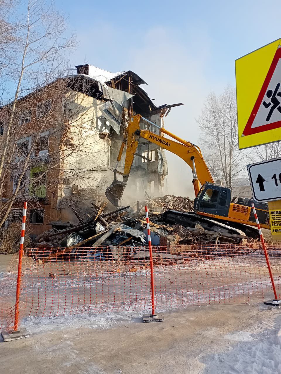 В Новокузнецке завершили снос пяти многоквартирных домов на улицах Глинки и Тузовского.   Сейчас специалисты снимают объекты с кадастрового учёта. В дальнейшем запланирован демонтаж домов на ул.Слесарная, Ростовская, Маркшейдерская. Проводится конкурсная процедура для выбора подрядной организации.      Вести-Кузбасс