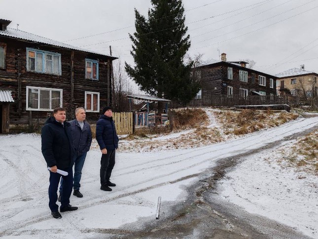 В Усть Катаве расселят 6 5 тысячи кв метров аварийных домов   www up74 ru articles news 167661 На прямую линию губернатора Алексея Текслера обратились жители поселка Паранино Усть Катавского городского округа с просьбой помочь с расселением их ветхо аварийных домов В видеообращении они рассказали что приходится жить в аварийных бараках без каких либо удобств современного жилья и попросили ускорить расселение Губернатор дал поручение министру строительства и инфраструктуры региона Юлию Элбакидзе выехать в Усть Катав и вместе с главой города разобраться с ситуацией